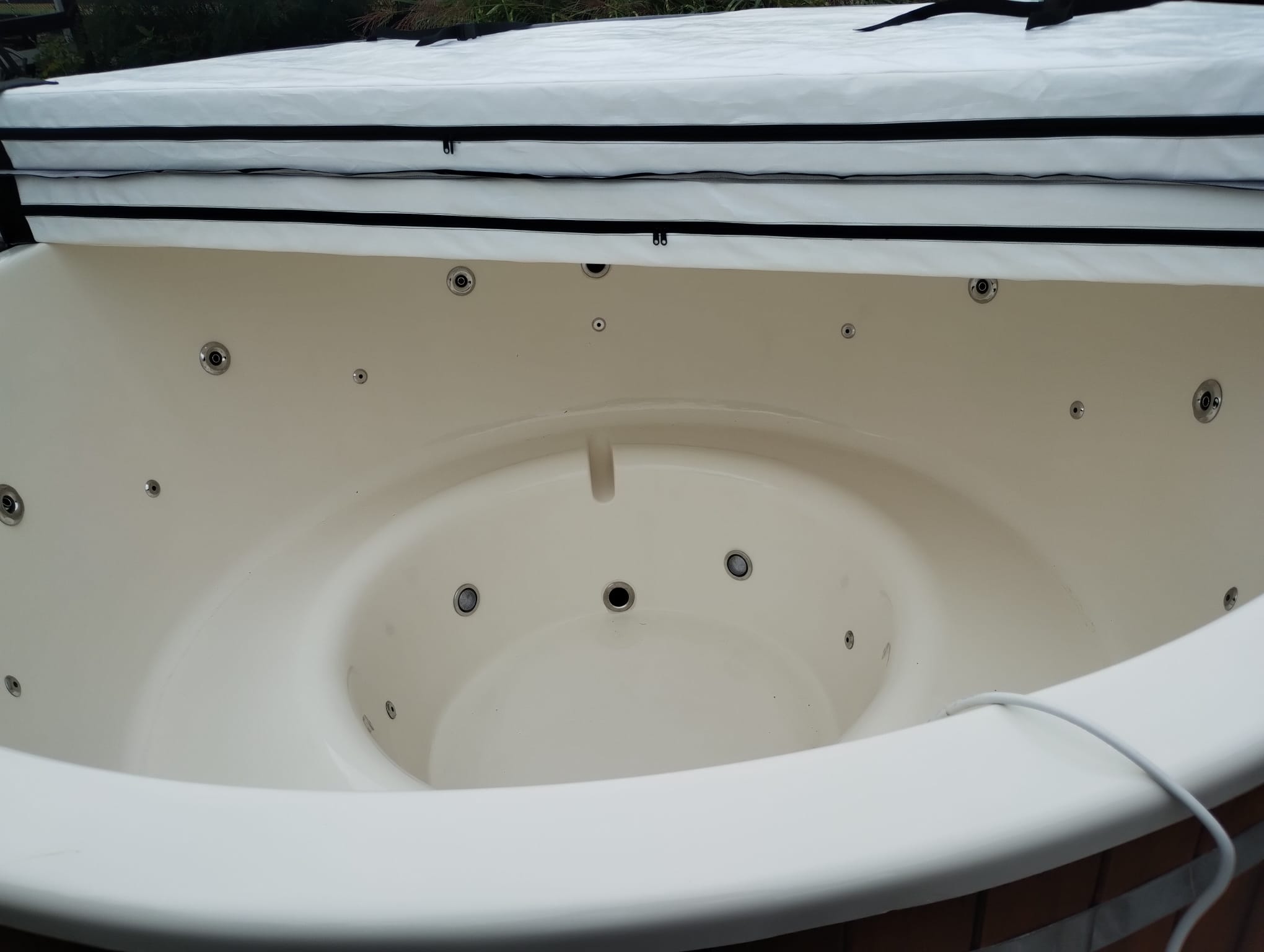 Balia ogrodowa całoroczna 225 cm z piecem zewnętrznym i hydromasażem - obrazek 3